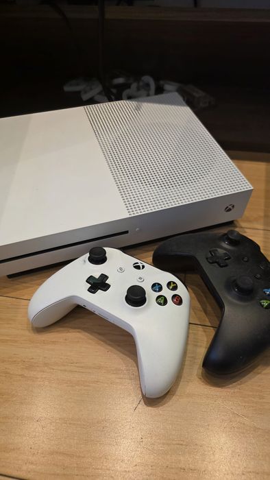 Xbox One S + 8 gier
