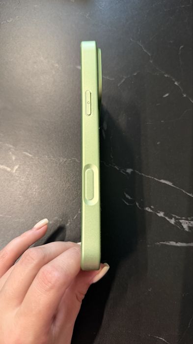 Салатовий чехол з імітацією шкіри на iphone 17 pro max