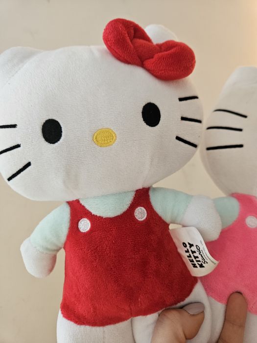 Dwa pluszaczki Hello Kitty dla bliźniaczek.