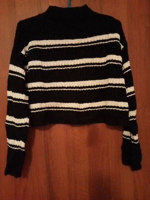 Sweter damski w paski.