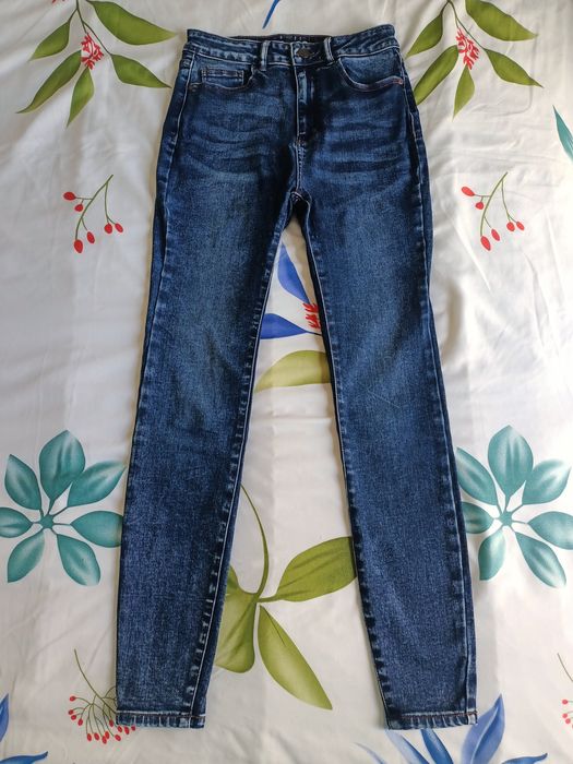 Dżinsy skinny z wysokim stanem przylegające do kostek