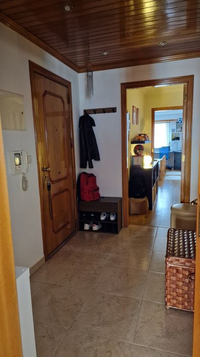 Apartamento T2 com box, cozinha totalmente equipada, 3 varandas