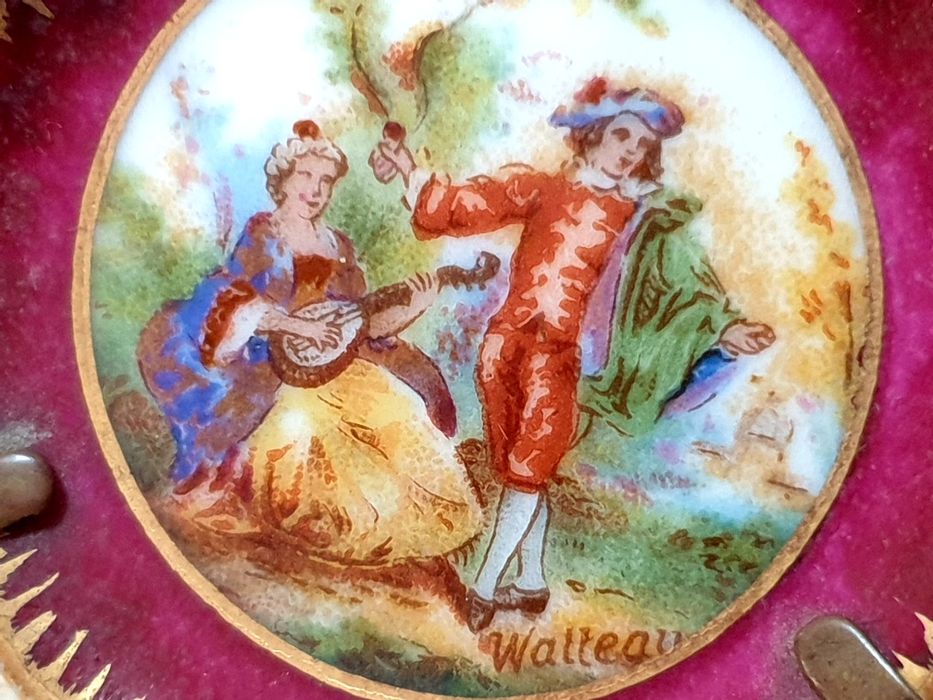 Par de pequenos antigos pratinhos em porcelana Limoges pintadas à mão