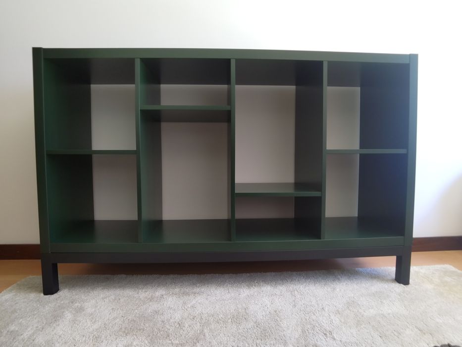 Estante IKEA KALLAX verde escuro com estrutura inferior metálica original