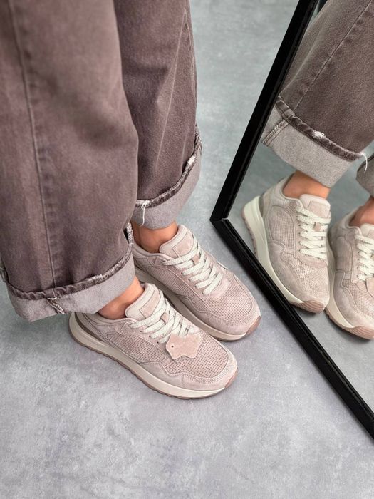 Зручні жіночі замшеві кросівки