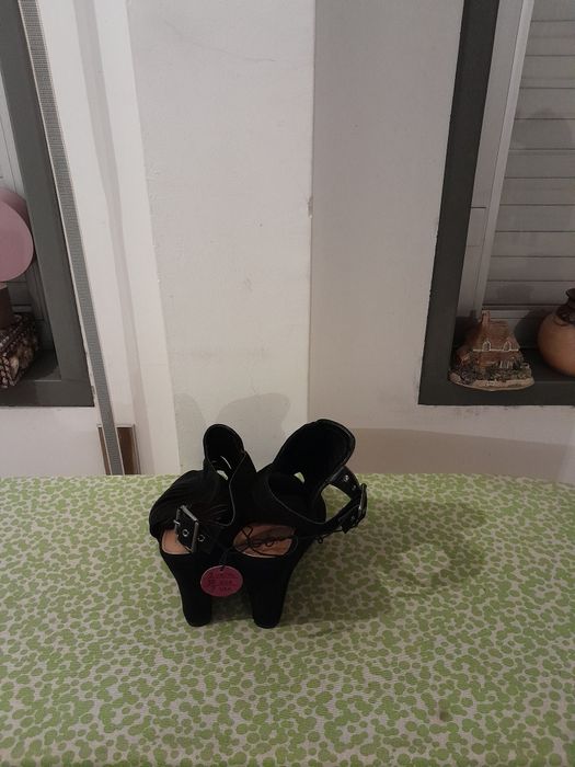 Vendo Sandálias de Senhora ATMOSPHERE muito bonitas novas