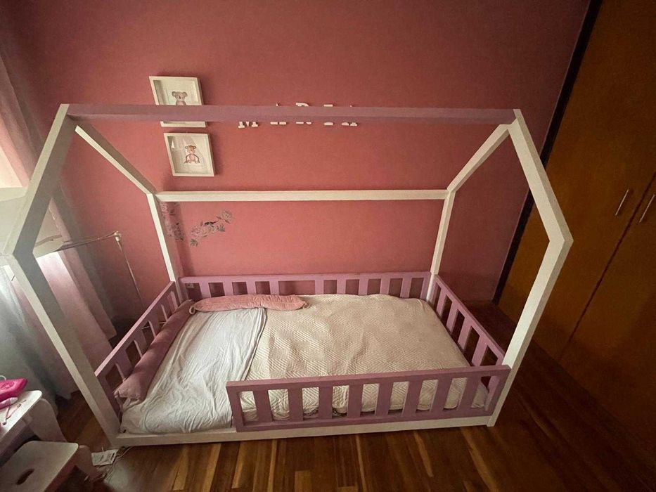Cama Montessori criança rosa e banca