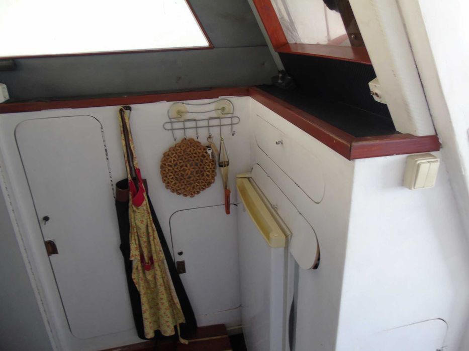 Lancha 7,89 m — Motor diesel 140 HP — Flybridge — Embarcação Auxiliar