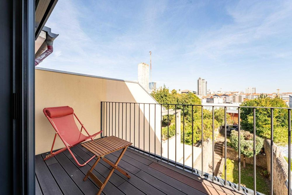 T2 com Varanda e Vista Única na BAIXA DO PORTO