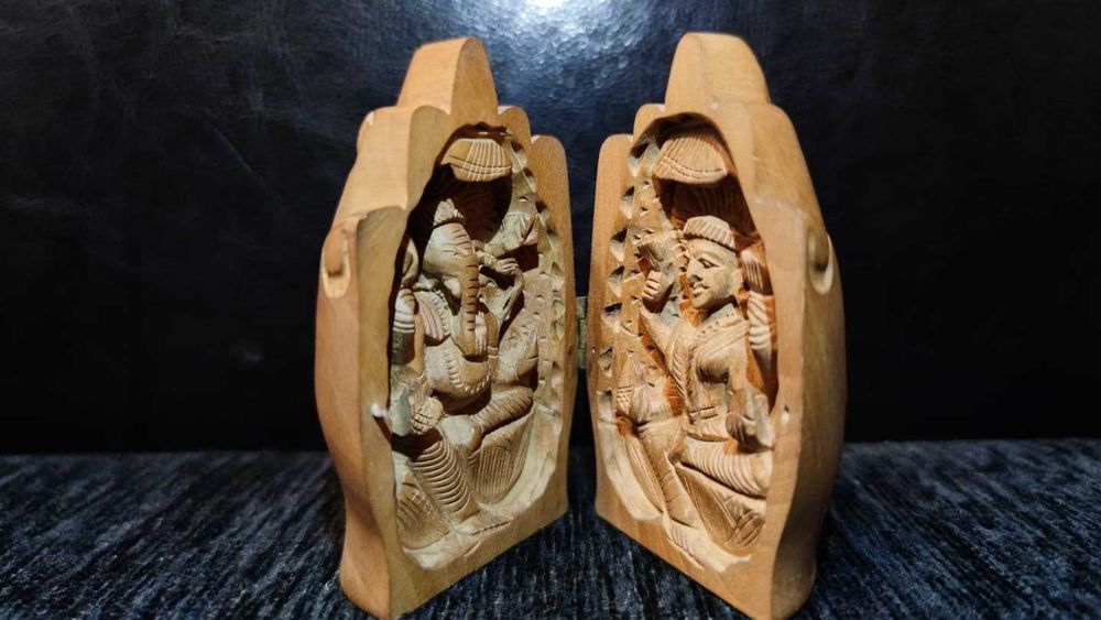 Oratório de mesa em madeira de sândalo - Ganesh e Lakshmi