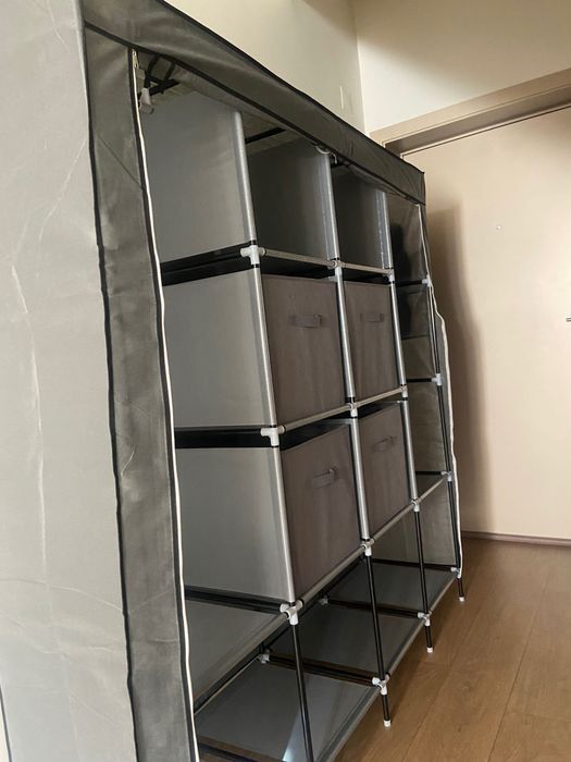Roupeiro em metal com cobertura de tecido