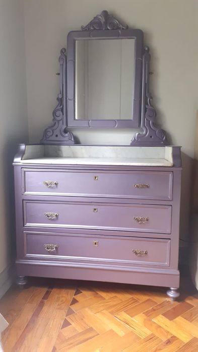 Cómoda com espelho Dna. Maria Pintada embutida a mármore.