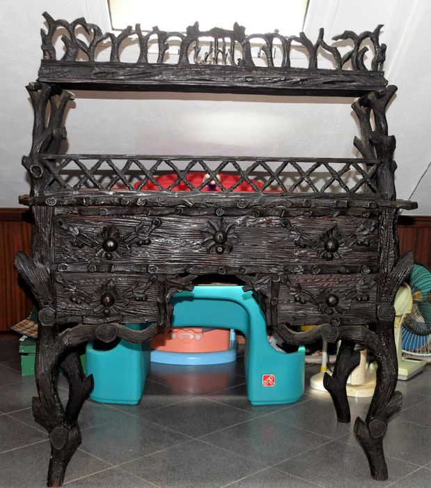 Secretaria, madeira trabalhada, Há mais 150 anos na família