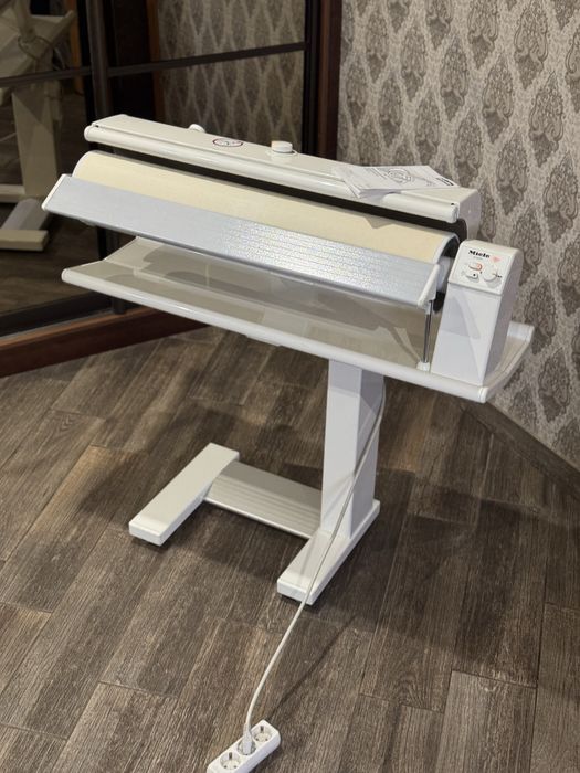 Прасувальний Каток Miele B 895 D з парою  ,хороший стан.