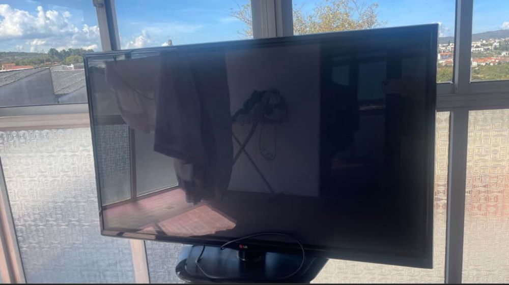 Televisao LG o suporte de baixo  sai