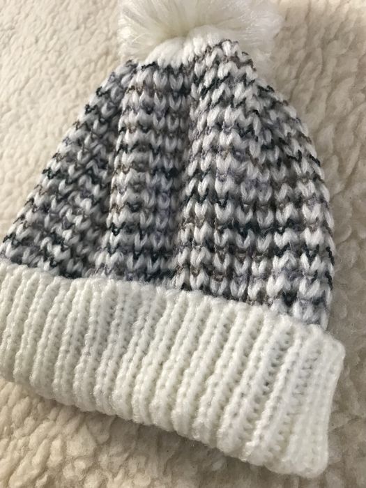 Biała czapka z pomponem, skandynawski wzór, kolorowy splot Parfois