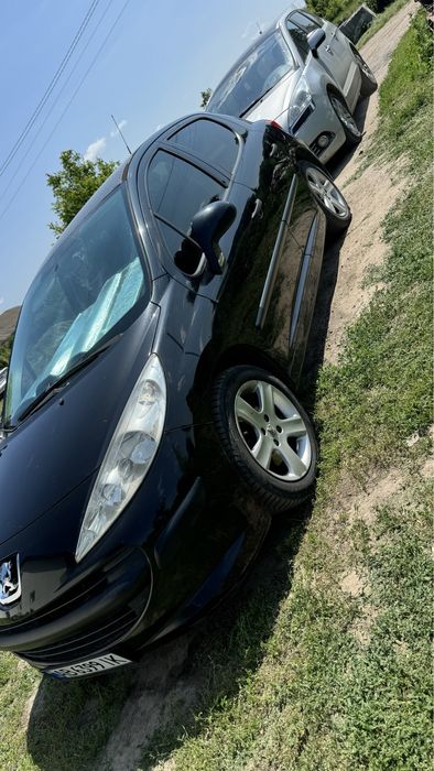 Авто Peuget 207 стан на фото сів поїхав
