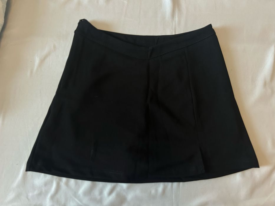 Чорна обтягуюча спідниця