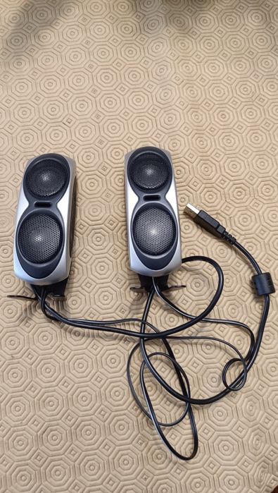 Colunas com entradas USB