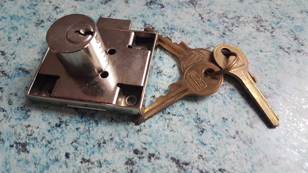 Zamek meblowy cylindryczny-*Lob*-trzy klucze