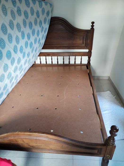 Cama de Casal em Madeira Maciça