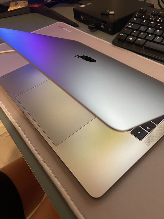 MacBook Pro 2019 - Touch Bar | i5 | 8GB RAM | 256GB SSD