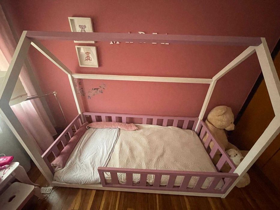 Cama Montessori criança rosa e banca