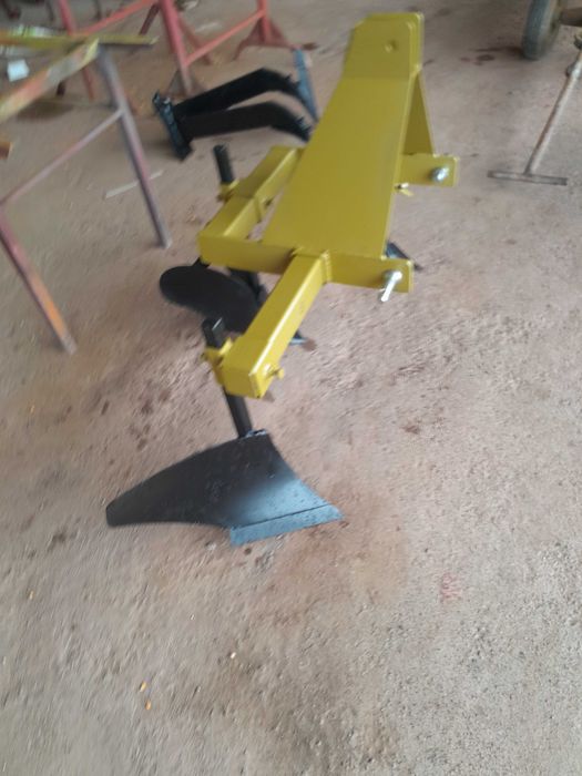 Semeador/plantador e Abrerregos com arrancador.