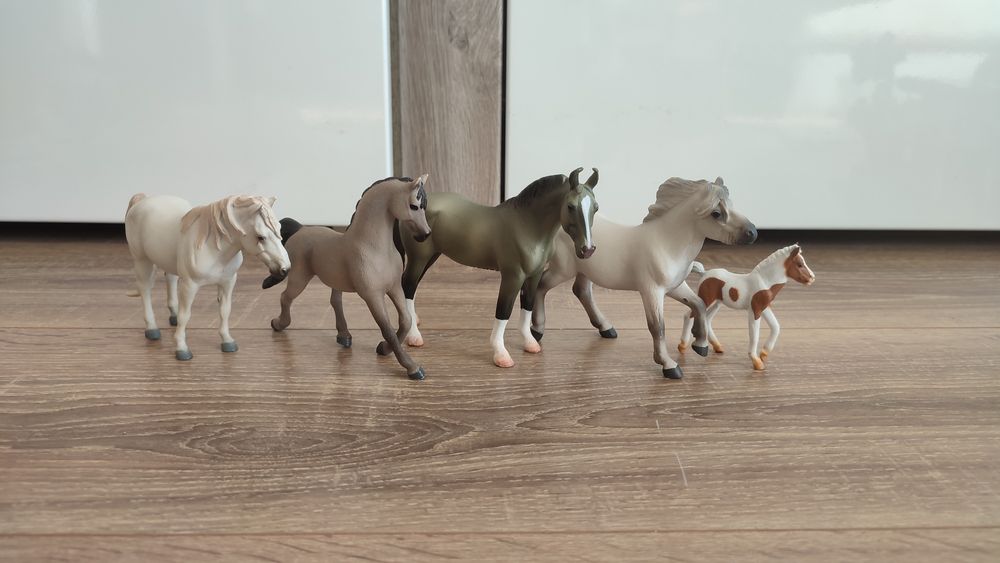 Pięć figurek koni schleich