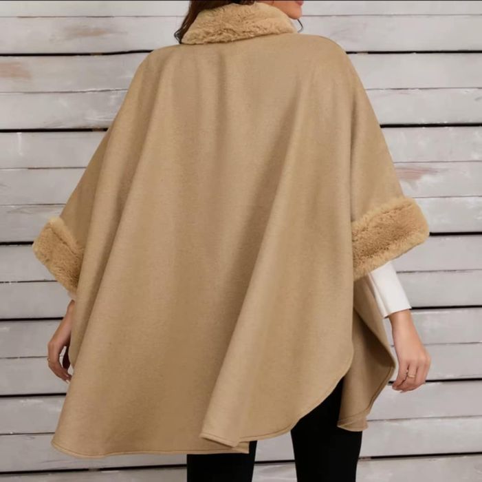 Ponczo/narzuta beżowa ze sztucznym futerkiem