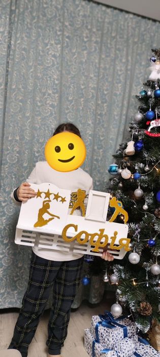 Медальница. Медальниця з кошиком для дипломів. Полка для кубків