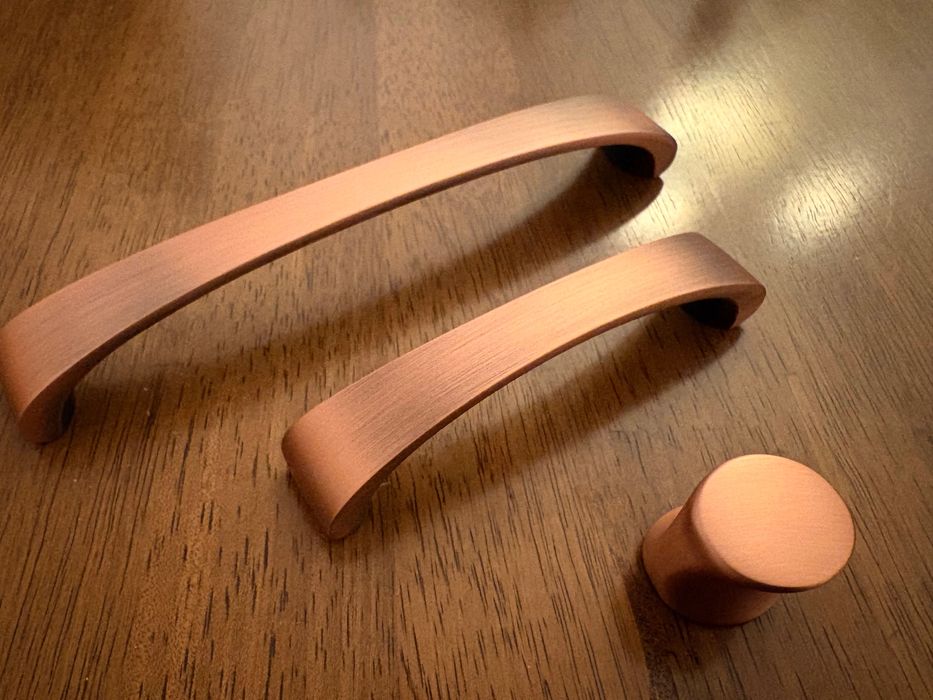 Nowoczesne metalowe uchwyty do mebli. Kolor miedziany.