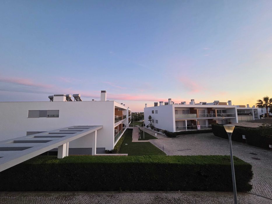 Arrendamento de longa duração de T1 em Condomínio c/ piscina e garagem