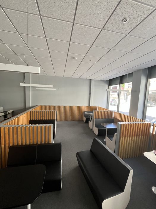 Conjunto de 6 Booths para Restaurante/Café – 12 Bancos, 6 Mesas e Divisórias em Madeira