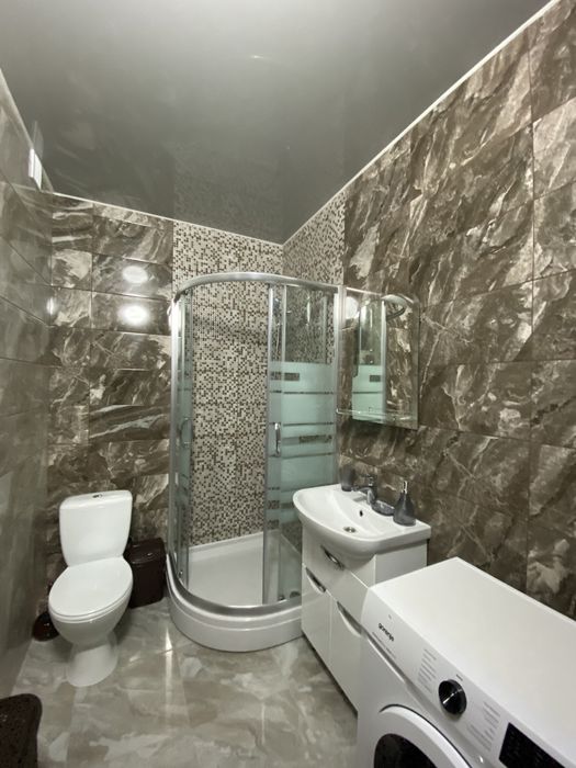 Здається 1 кімнатна в новобудові ЖК Фаворит. Можна на короткий термін