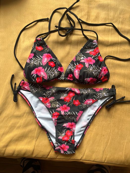 Яскравий купальник, новий