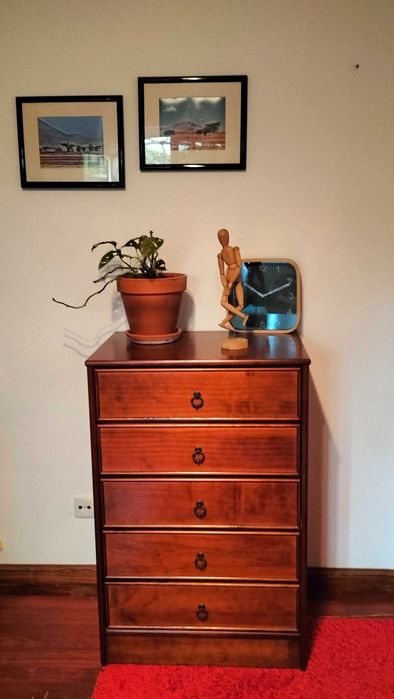 Cómoda clássica, madeira maciça alta e estreita (castanho avermelhado)