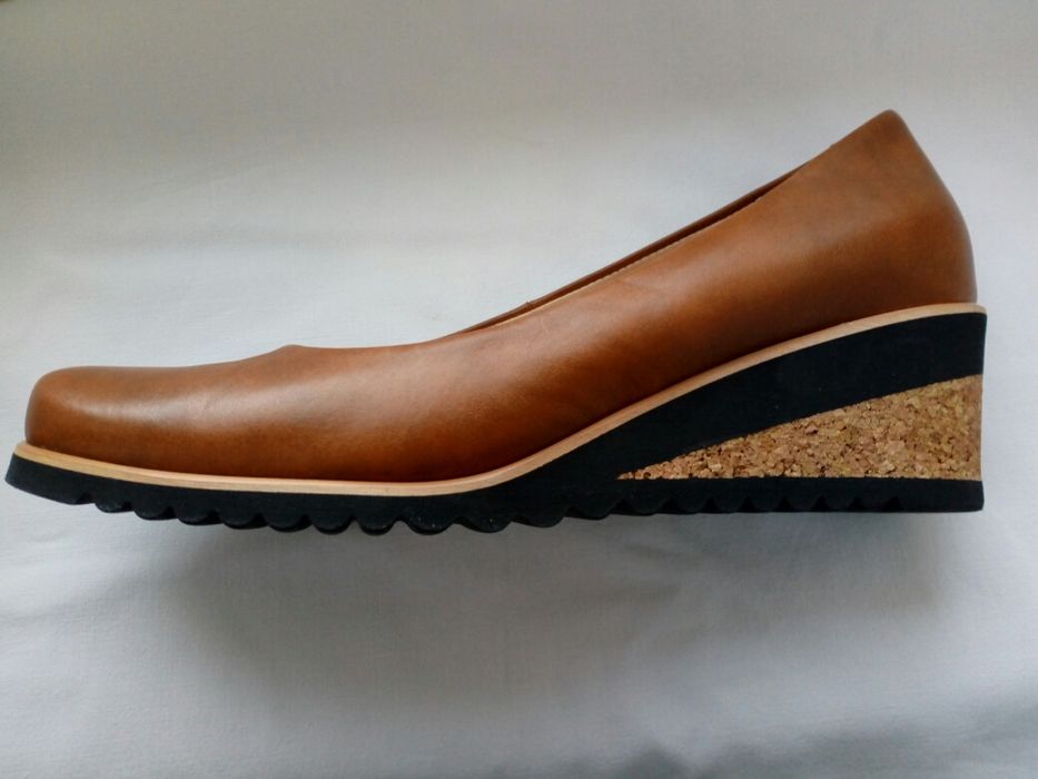 Skórzane buty na koturnie Conhpol