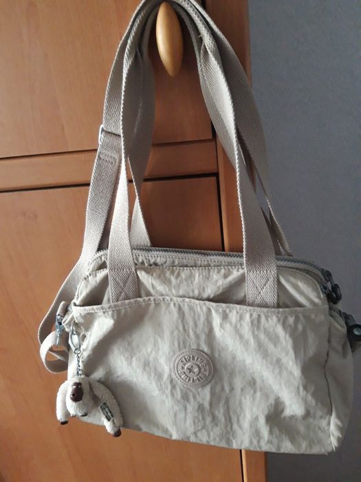 Сумка Kipling c обезьяной бежевая через плечо