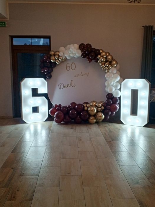 Kwiaty giganty, liczby,  biały miś, fontanna iskier, miny dumne, kokardy, neon ,,Tylko mnie kochaj "