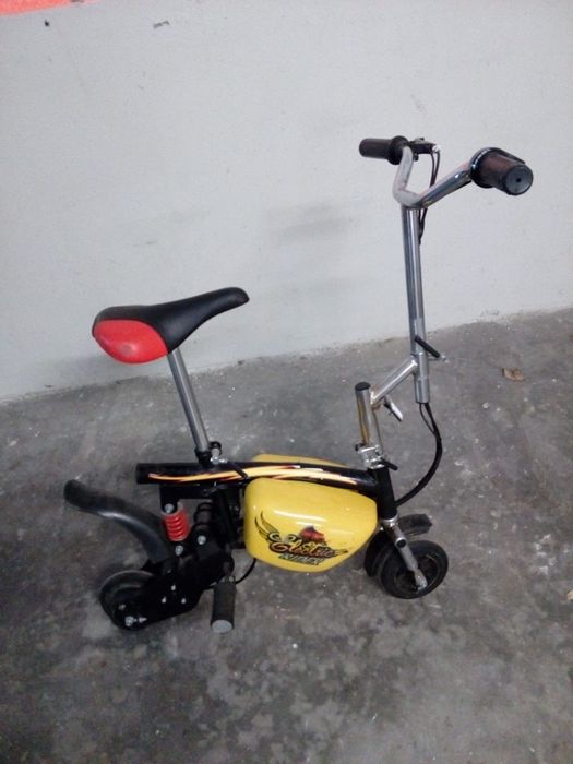 Trotinete eléctrica com acelerador a bateria recarregável