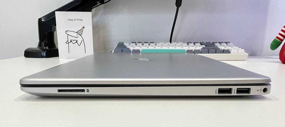 HP 15-dw3058cl Intel i5-1135G7 8 GB RAM 256 GB intel iris xe graphics