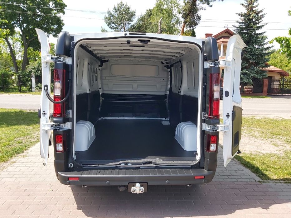 Wynajem Busa dostawczego blaszak Krótko i długoterminowy Polska Europa