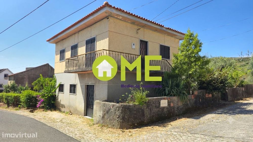Moradia T4 isolada com jardim e garagem e anexos