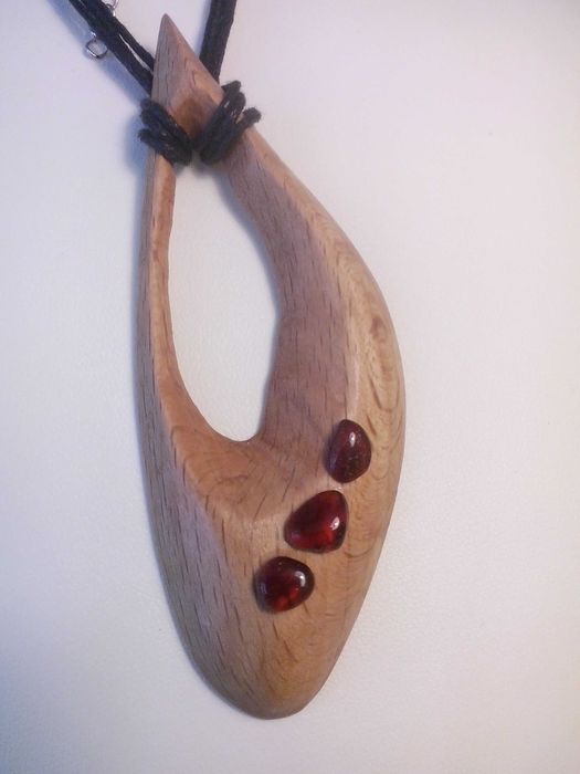 Wisior z drewna bukowego z bursztynem