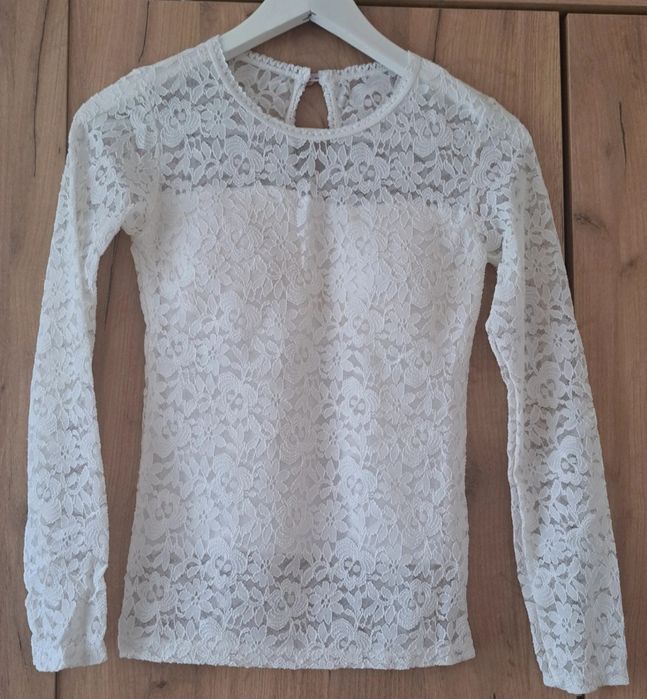 Biała koronkowa bluzka