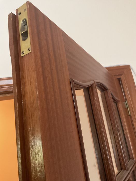 Porta dupla Mogno discrição abaixo