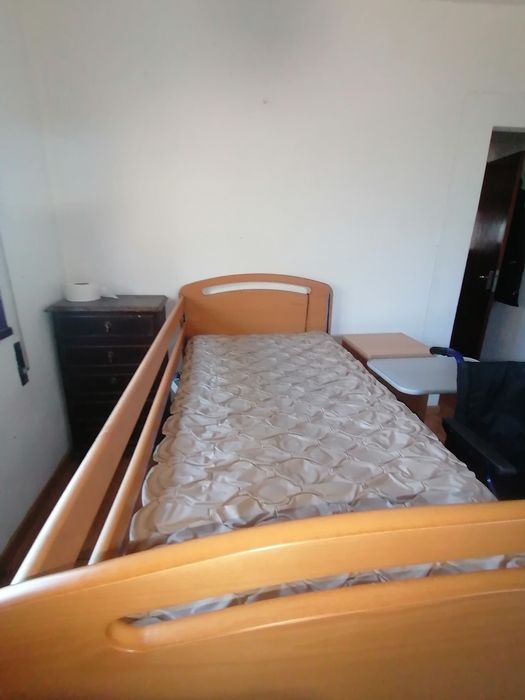 Cama articulada elétrica com colchão antiescaras + mesa de apoio