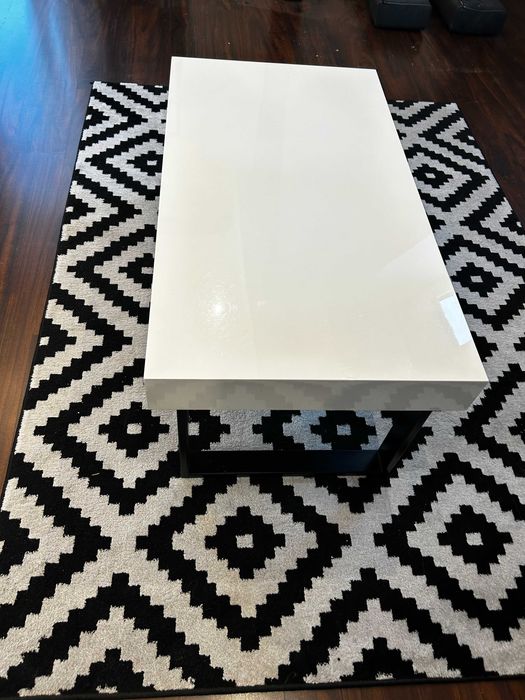 Ława pokojowa w białym kolorze