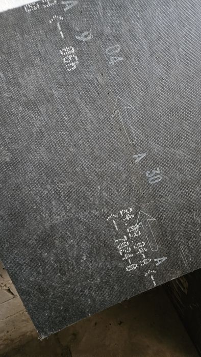 Płytki dywanowe 50×50 grubość 5mm  130szt. w tym 30 połówek